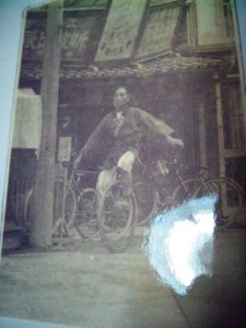 江川町の家の前で大正八年に一輪車に乗り写真に納まる瀧井利作